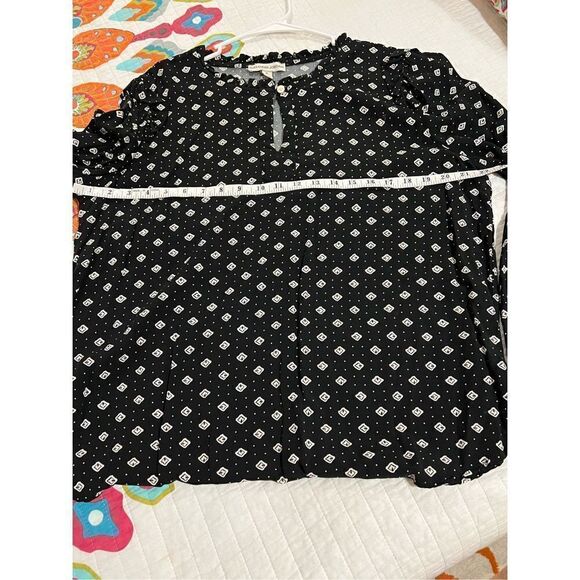 New Alexander Jordan ruffle neck black top with pattern and elastic banded sleev - Picture 5 of 7